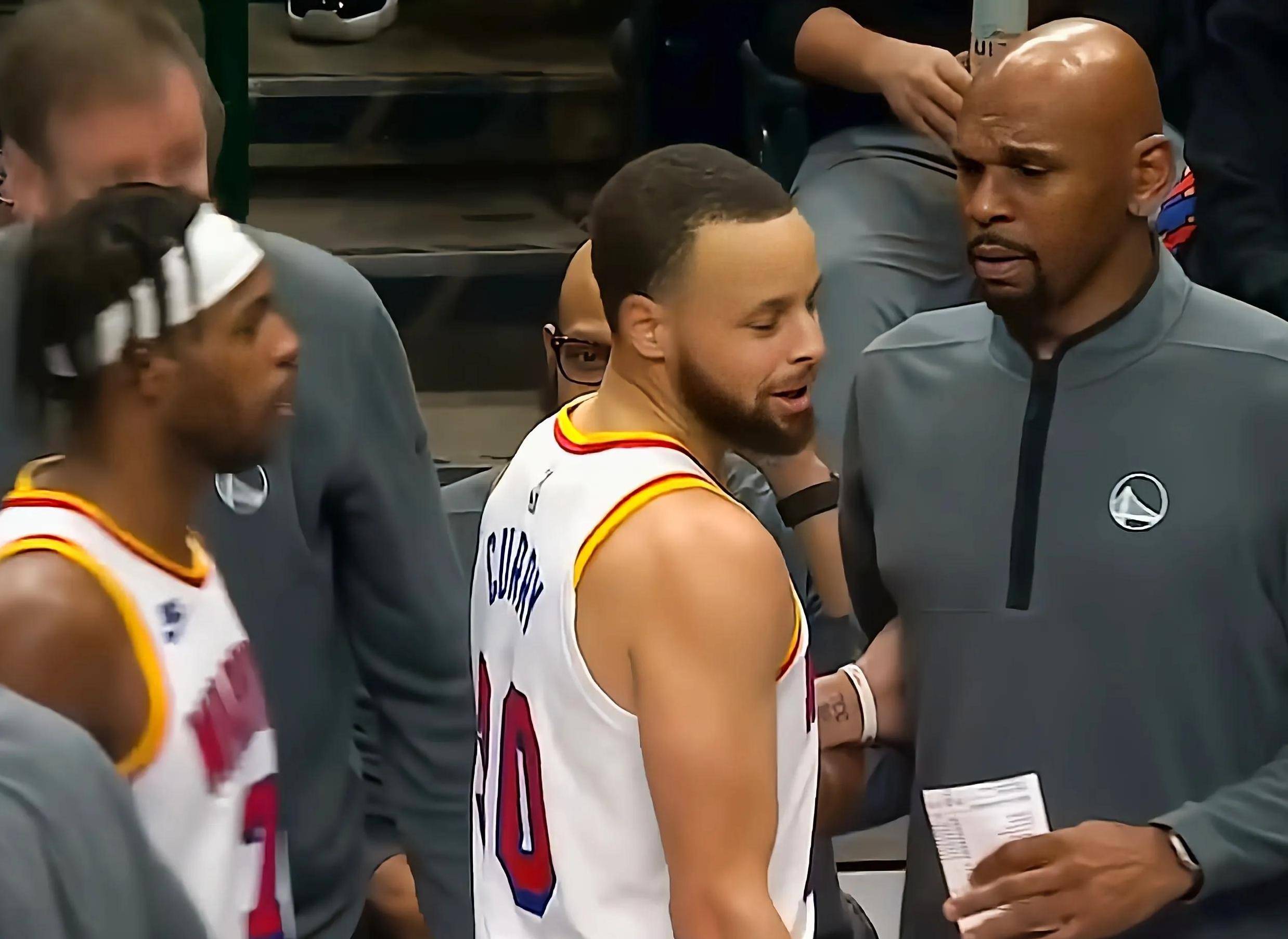 开云-库里与90激战独行侠分钟，险胜胜负难料！，姆巴佩焦点对战再创辉煌时刻-开云